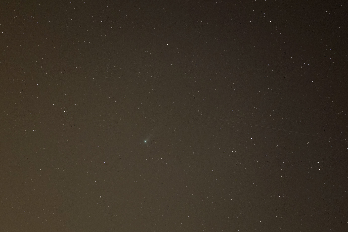 Kométa C/2021 A1 (Leonard) 8.12.2021 o 03:46 UT na Kysuckej hvezdárni. Expozícia 30 s, ISO 3200, fotoaparát Canon Ra, objektív Canon 4/168 mm. Vonkajšia teplota -8, vlhkosť vzduchu 90% Autor: RNDr. J. Mäsiar, Krajská hvezdáreň v Žiline